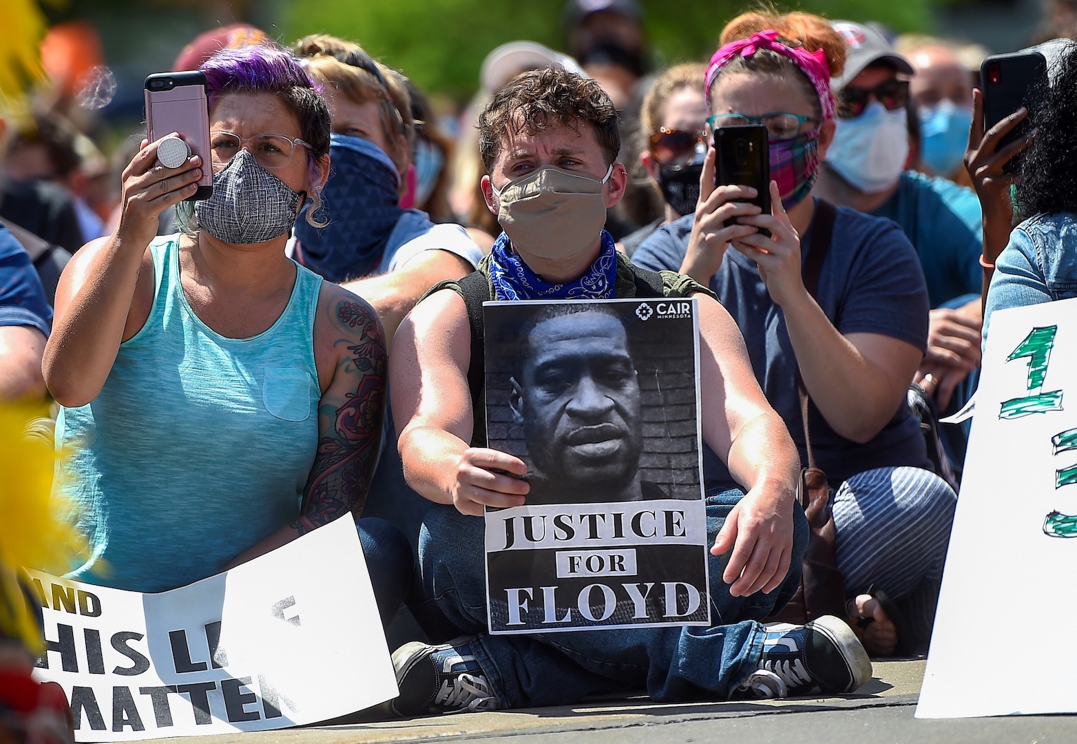 Autopsia independiente revela que George Floyd murió por asfixia