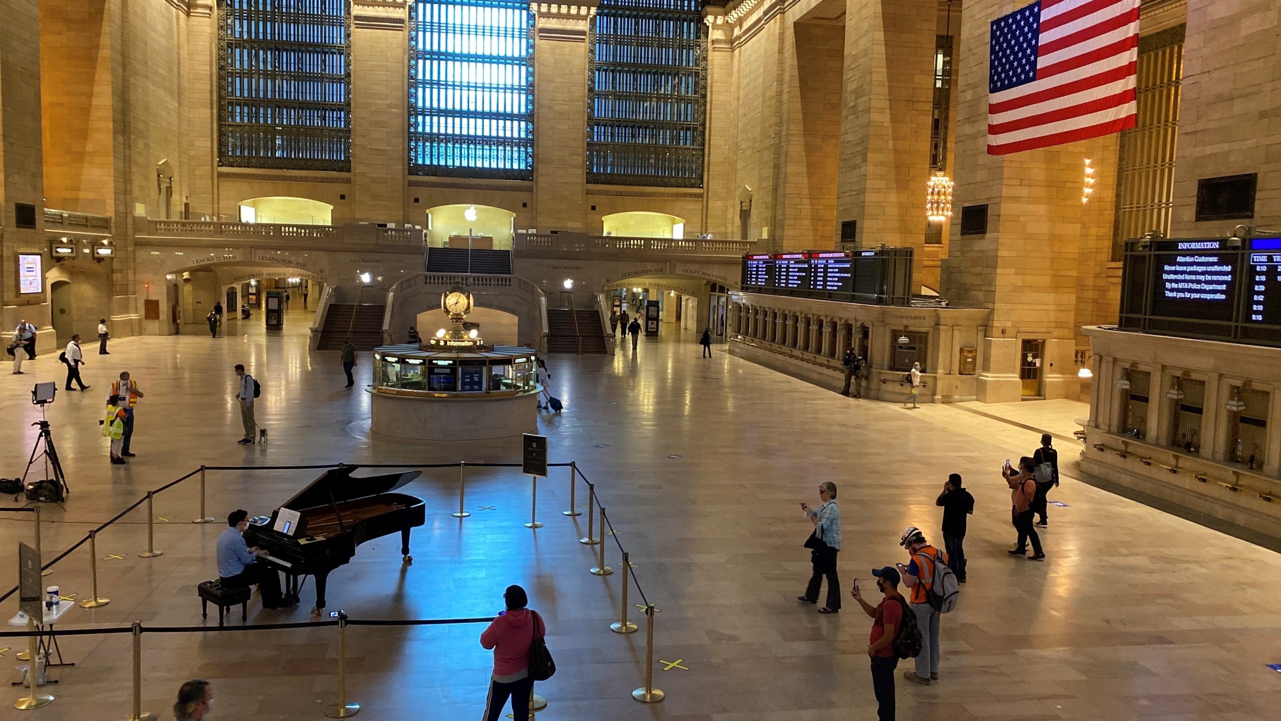 Economía de EE.UU. cayó 5 por ciento anual en el primer trimestre de 2020 - musico-en-estacion-de-tren-de-estados-unidos-scaled