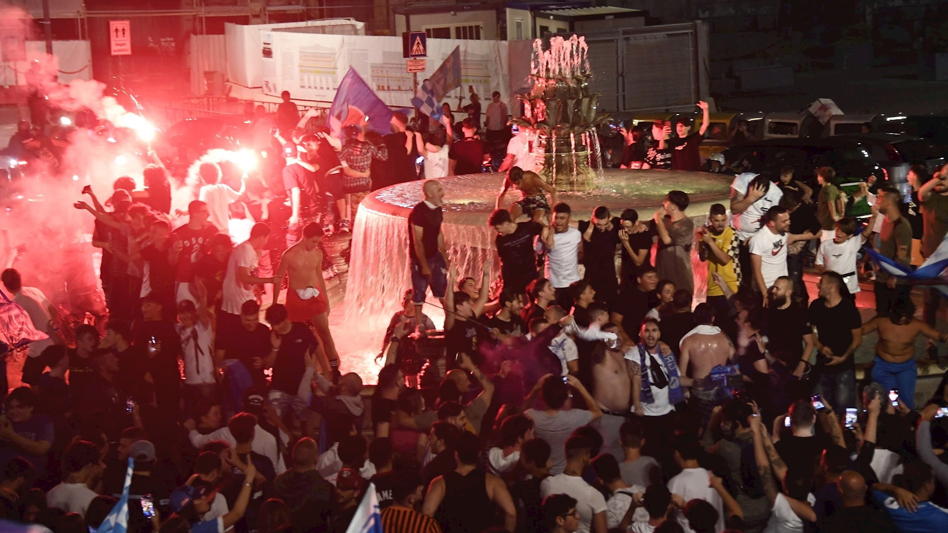 Aficionados del Nápoles celebran en las calles triunfo en Copa Italia - napoles-aficionados-celebracion-calles-2