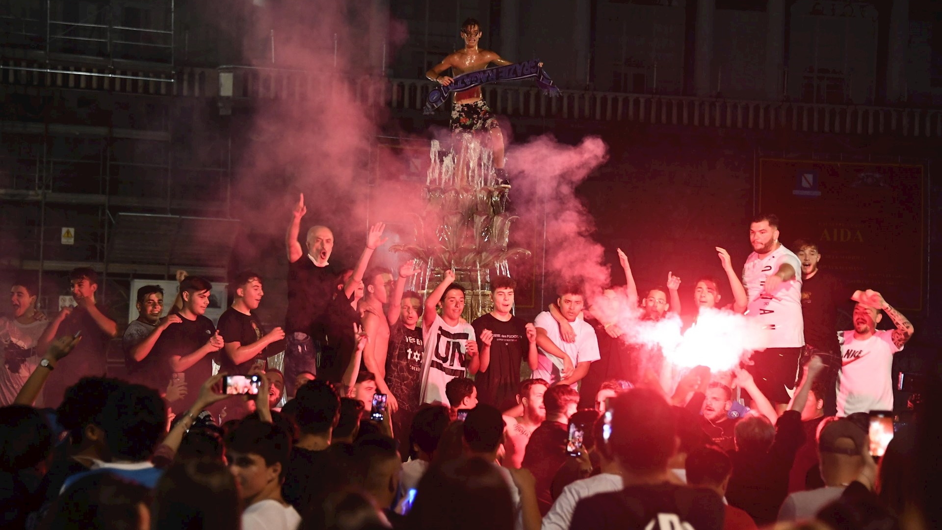 Aficionados del Nápoles celebran en las calles triunfo en Copa Italia