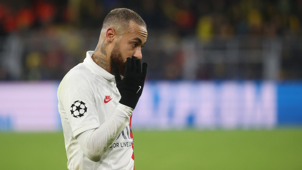 Denuncian a Neymar por insultos homofóbicos a su joven padrastro