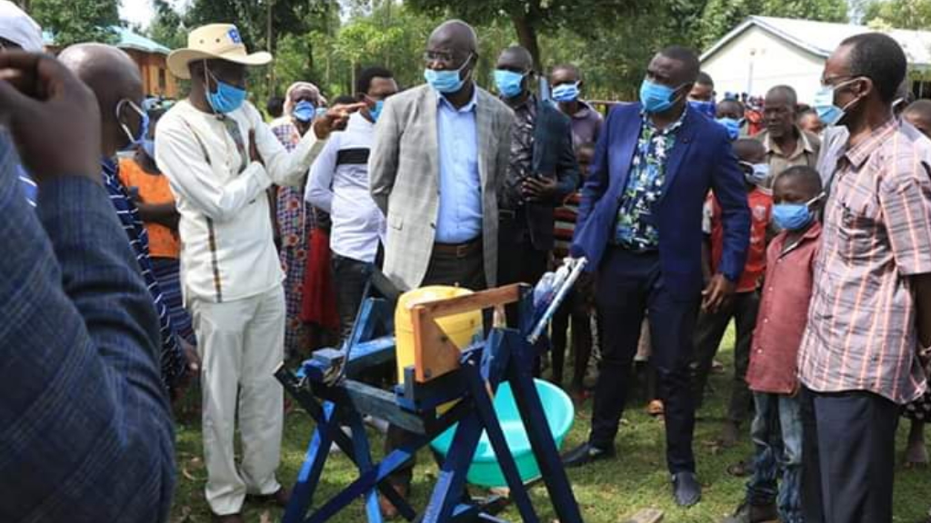 Niño keniano diseña ingenioso sistema para lavarse las manos - nino-kenia-maquina-lavarse-las-manos-2