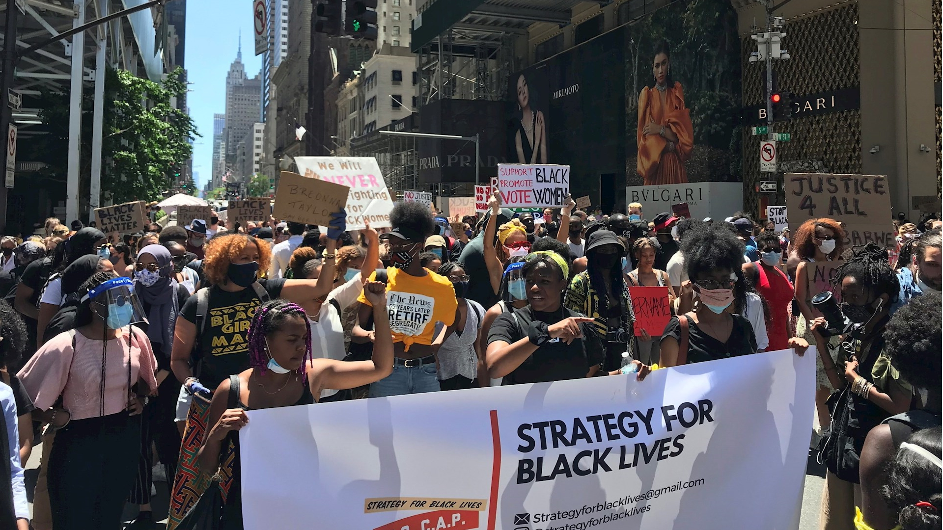 Autoridades de Nueva York cierran filas en defensa de estatua de Cristóbal Colón - nueva-york-protesta-black-lives-matter-mujeres