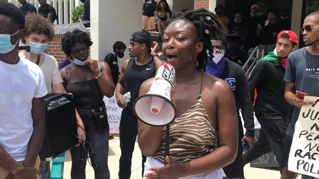 Hallan muerta en Florida a joven activista contra el racismo - oluwatoyin-salau-en-protesta-contra-el-racismo-y-la-brutalidad-policial