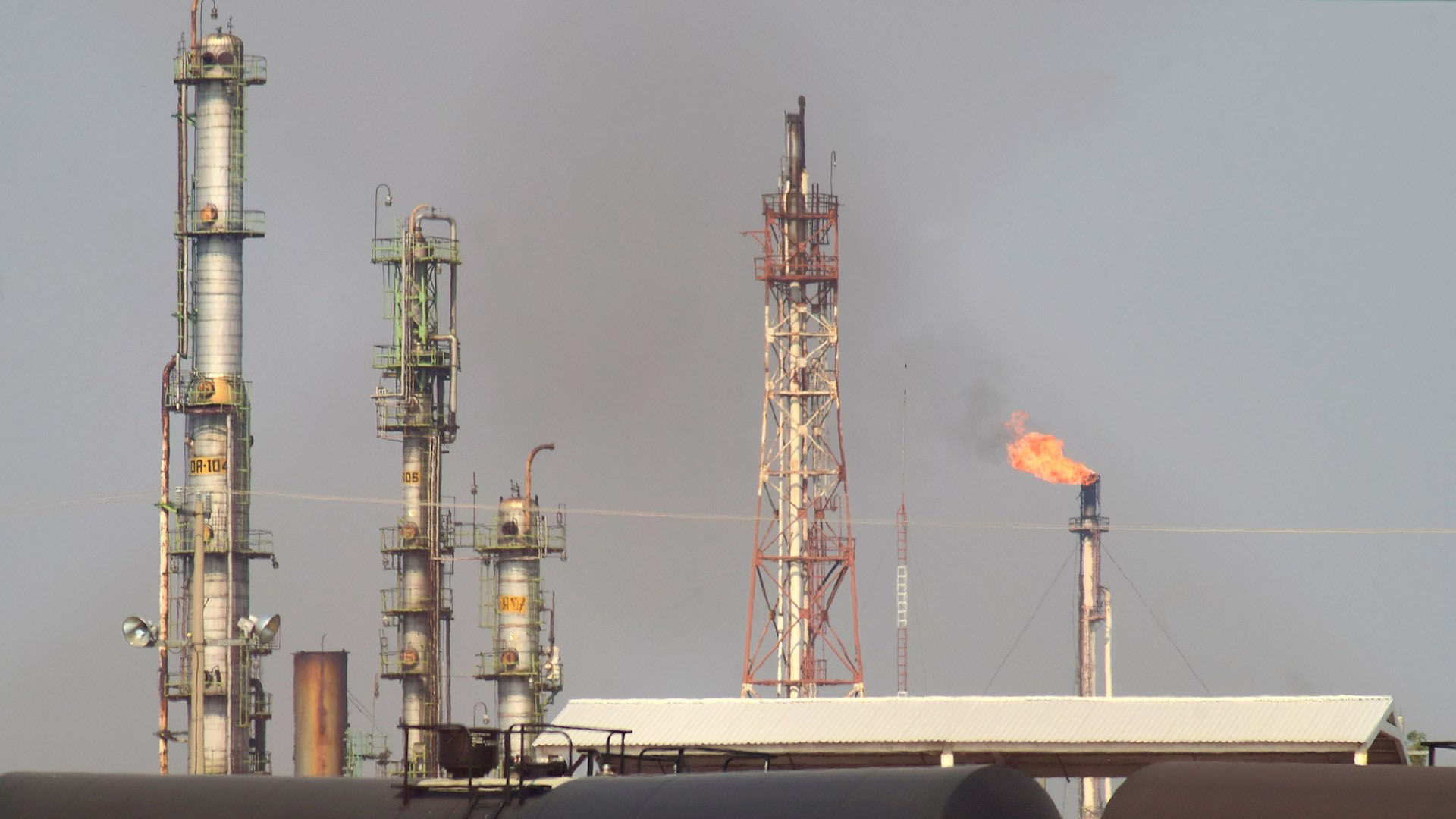 OPEP acuerda extender restricciones de producción de petróleo hasta julio