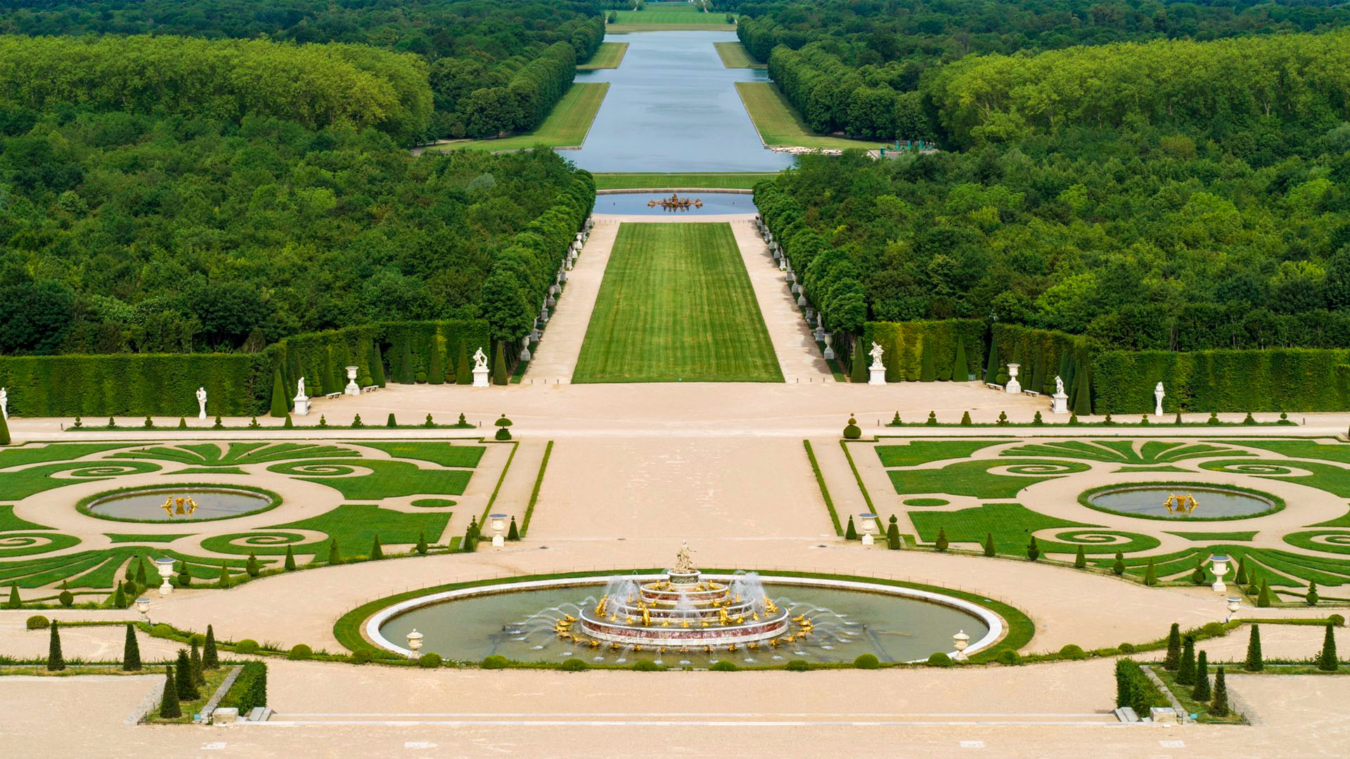 Palacio de Versalles reabre a visitantes tras más de dos meses de cierre