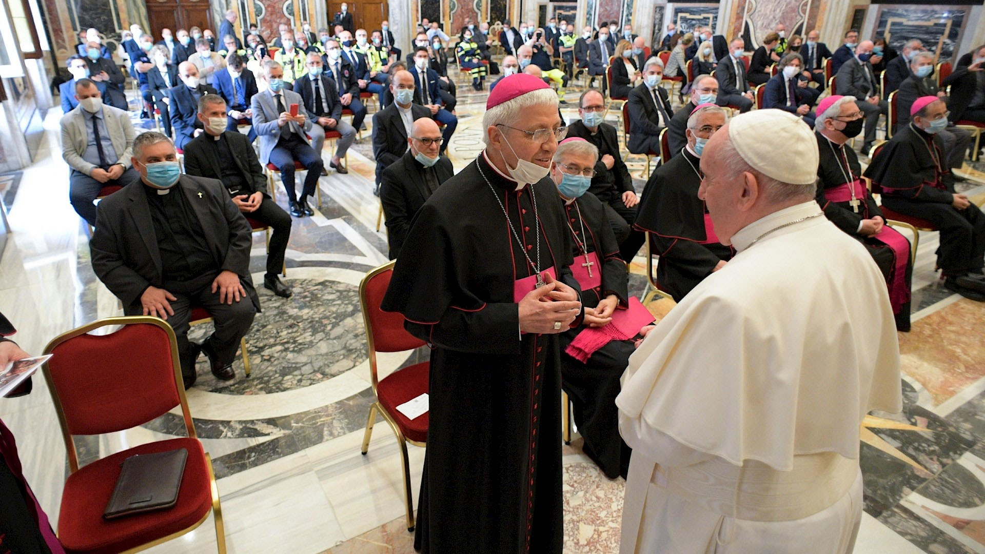 Papa Francisco elogia labor de personal médico; los llama “ángeles”