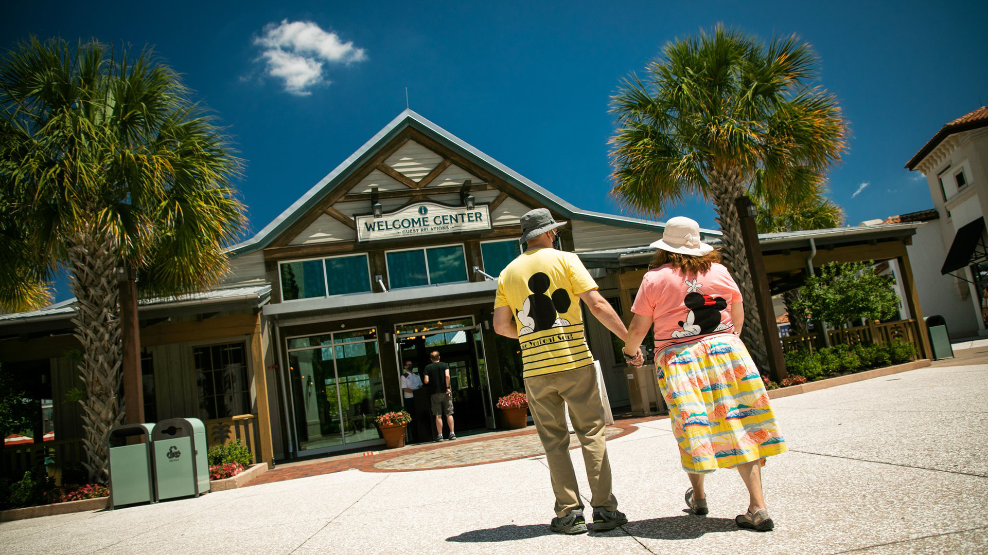 Disney reabrirá parques y resorts de Estados Unidos en julio - pareja-en-parque-de-disney