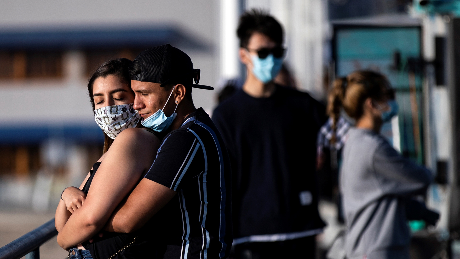 EE.UU. busca retomar control de la pandemia tras récord en nuevos casos