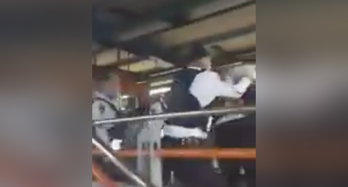 #Video Pelea campal entre policías y usuarios en estado de ebriedad en Metro Constitución de 1917