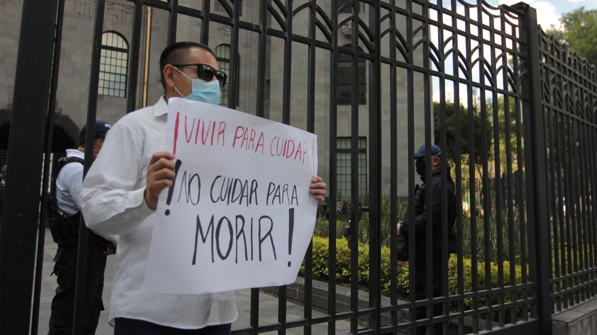 Personal médico desaprueba manejo de AMLO ante crisis de COVID-19