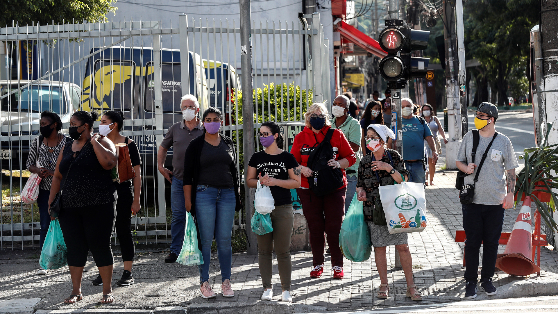 Brasil agranda la confusión con omisiones y baile de cifras sobre COVID-19