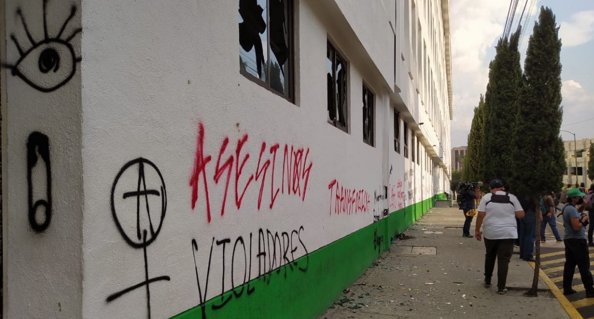 Manifestantes provocan destrozos en la Fiscalía de Ciudad de México