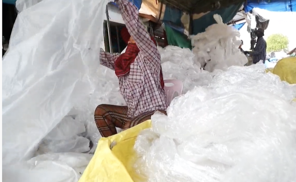 COVID-19 deja una avalancha de plásticos y mascarillas