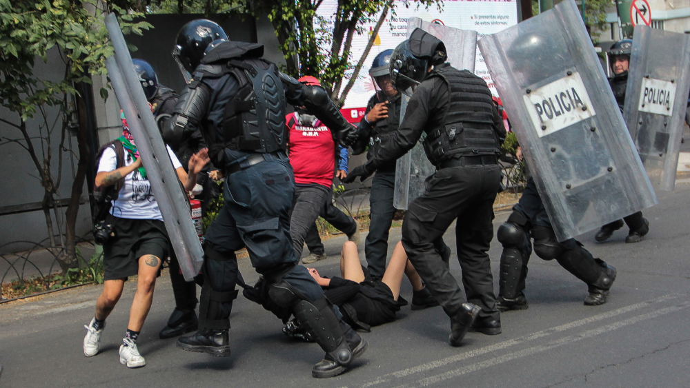 Detienen a policías que patearon a joven durante protesta en CDMX