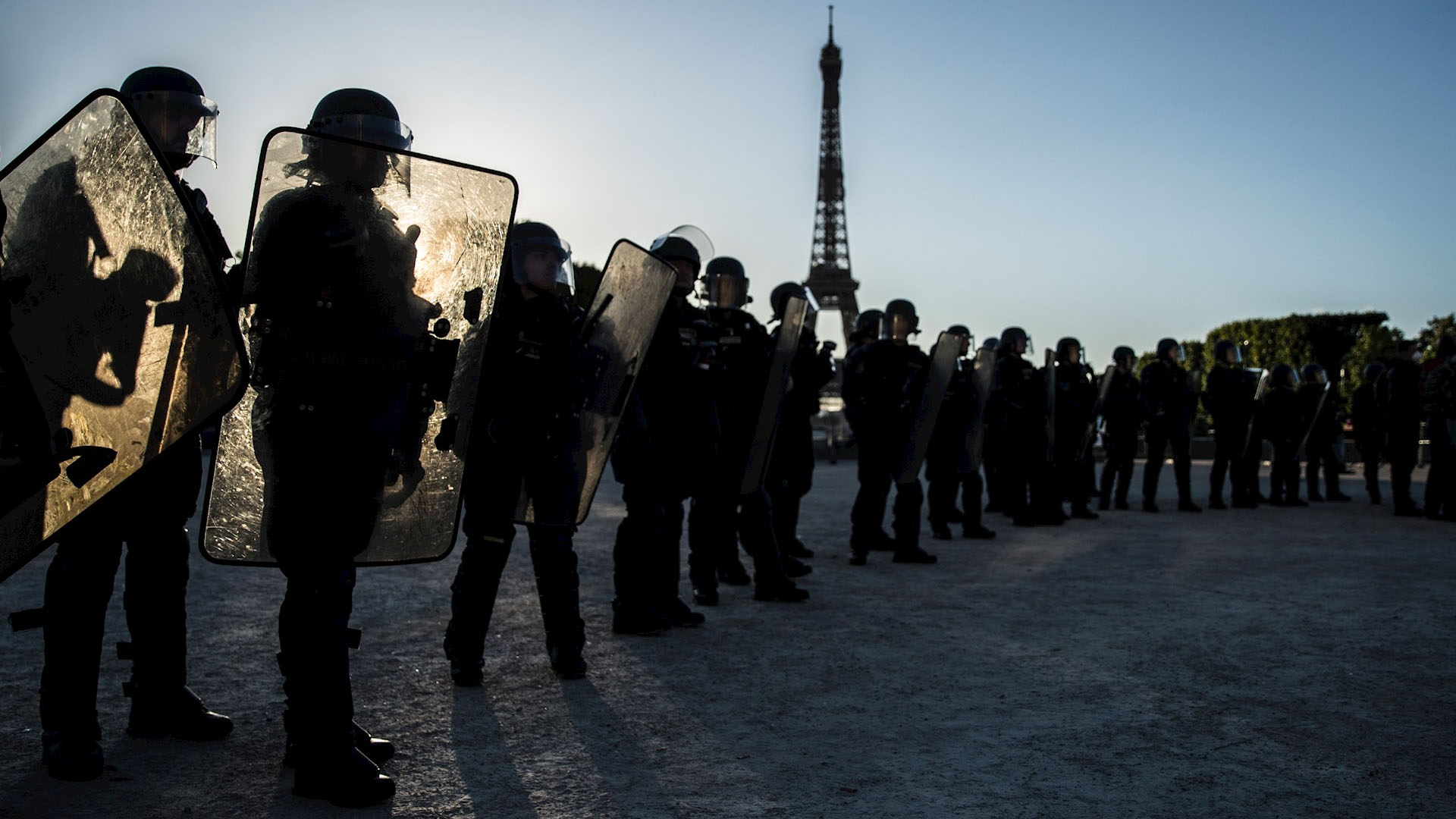 Francia prohíbe estrangulamiento como técnica de detención policial