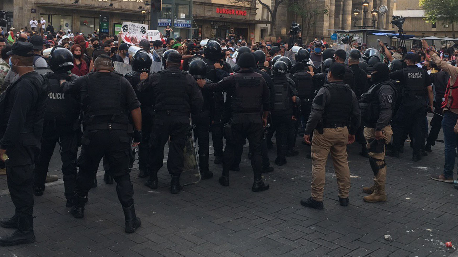 Suspenden a 14 policías por ‘faltas’ durante protestas por muerte de Giovanni López