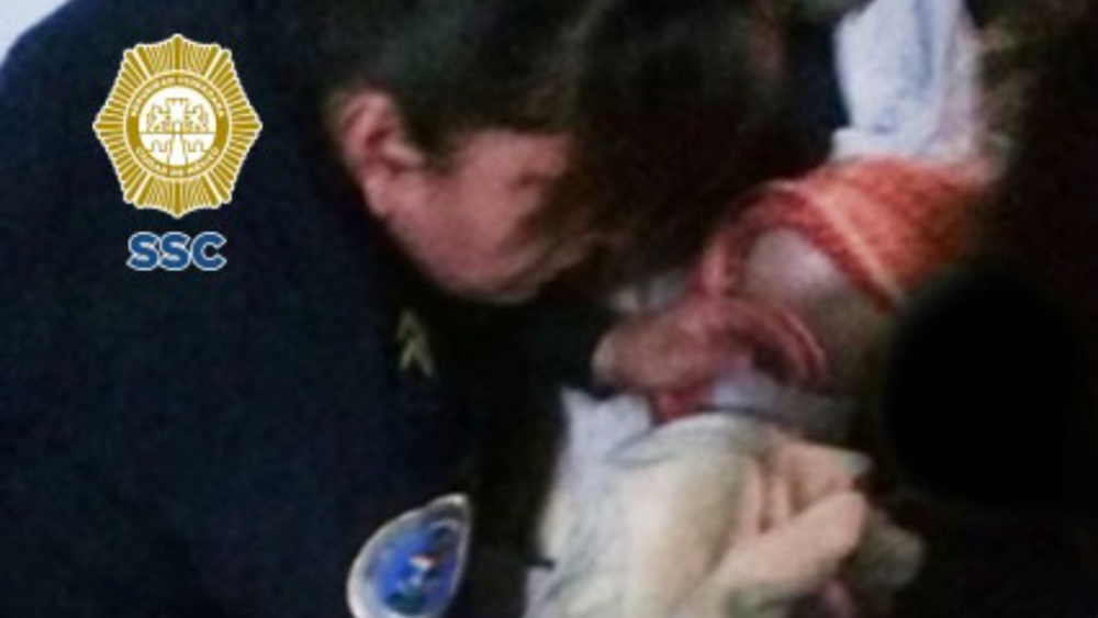 Mujer policía ayuda en labor de parto en la Ciudad de México