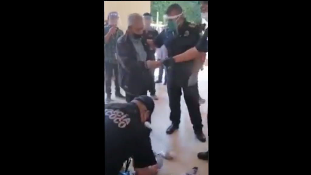#Video Policías compran mercancía a vendedor ambulante de la tercera edad en Texcoco