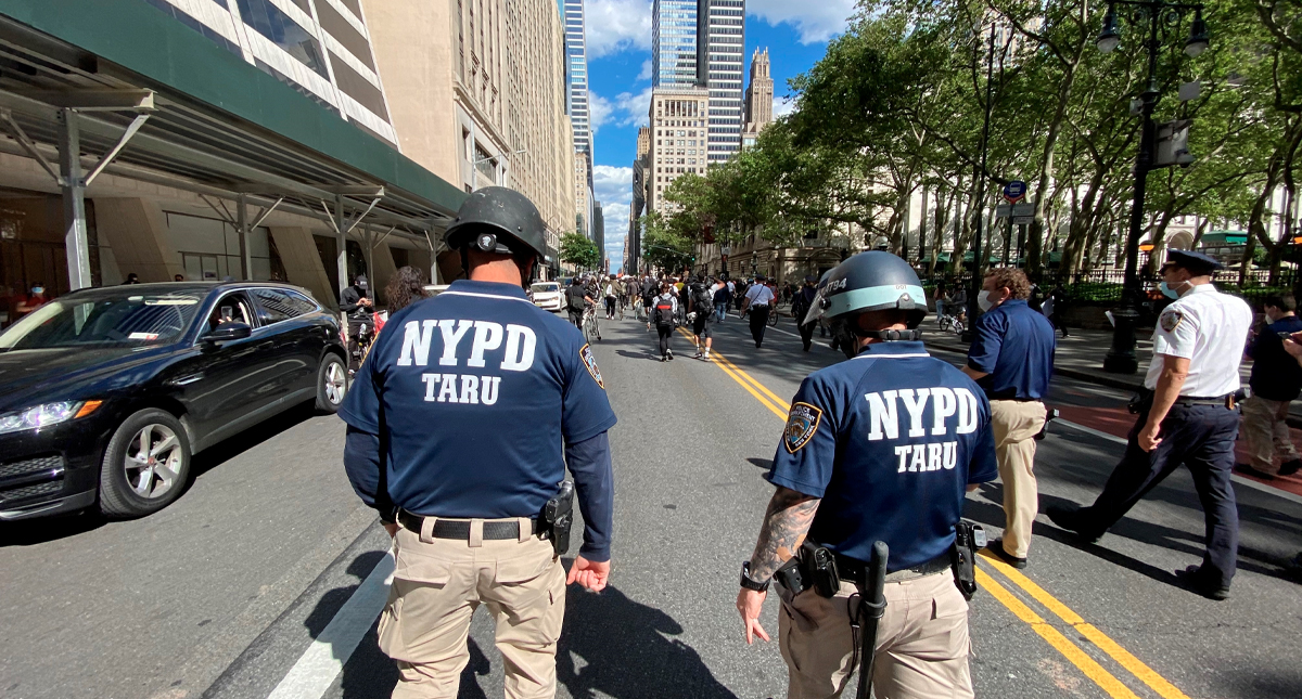 Nueva York retendrá fondos de departamentos de policía que no actúen contra racismo y abuso de fuerza