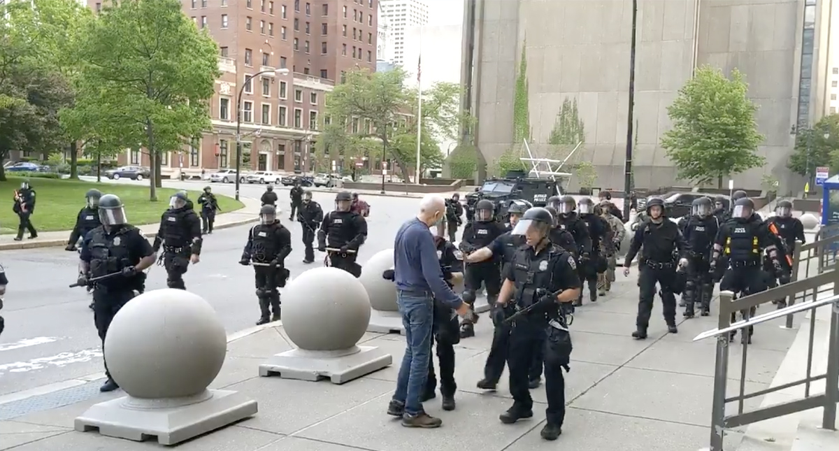 Imputan a dos policías que empujaron a anciano durante protesta en Nueva York