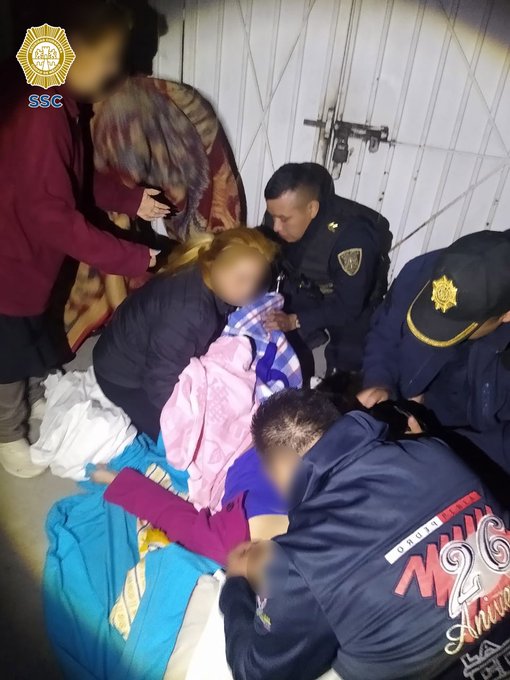 Policías auxilian a mujer con el nacimiento de sus gemelos en Xochimilco - policias-en-atencion-de-parto-en-xochimilco