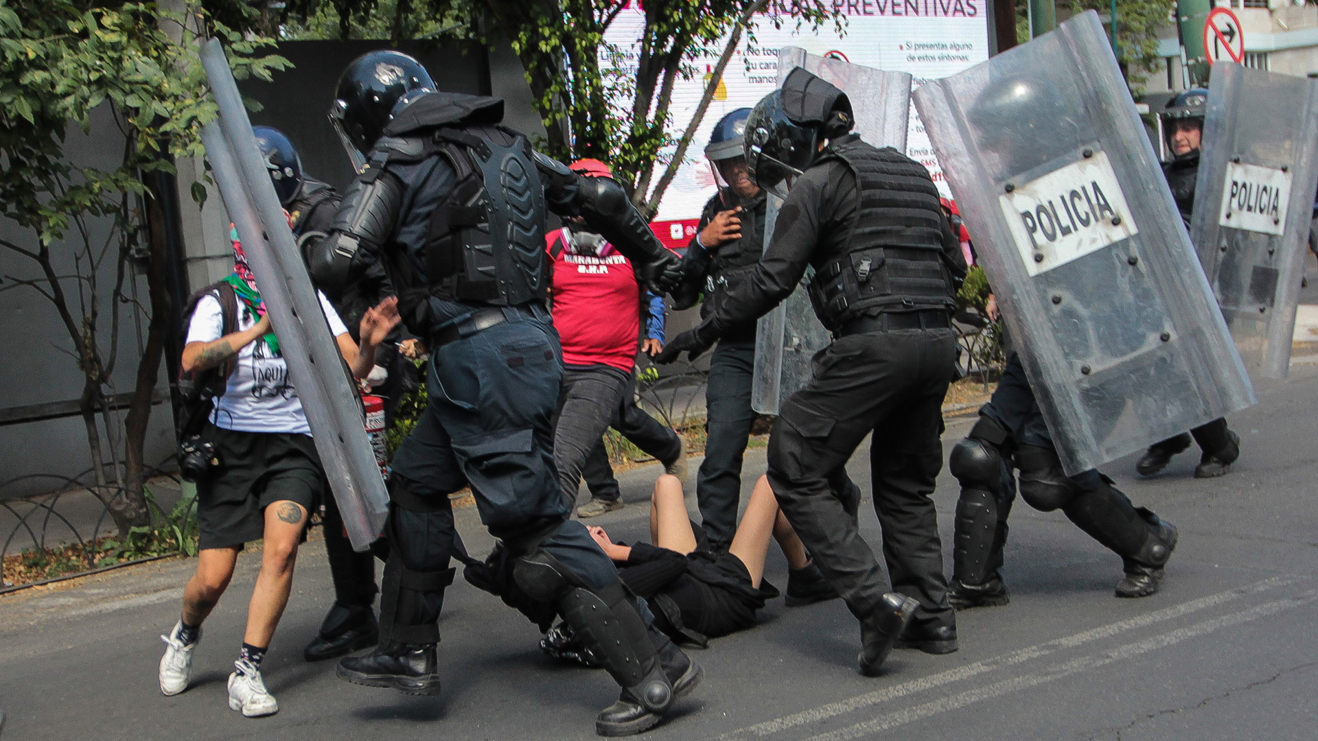 Vinculan a proceso a policías implicados en agresión contra encapuchada en Polanco