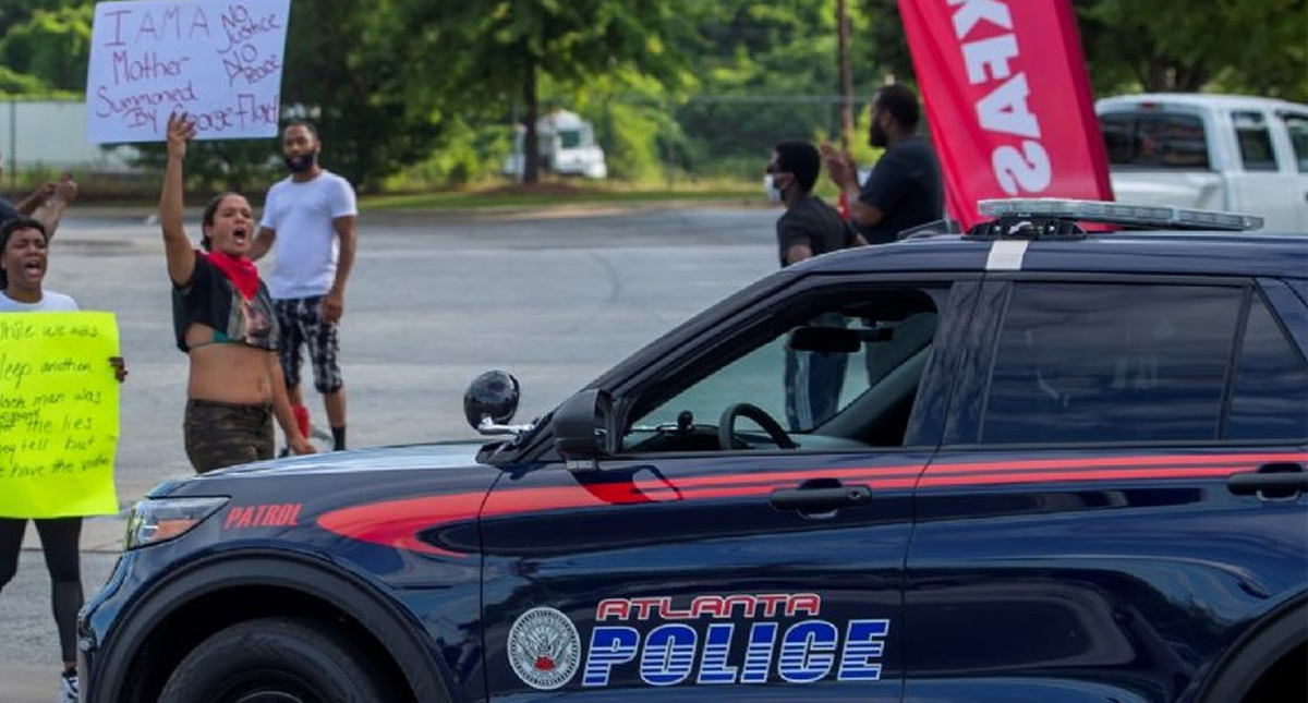 Renuncia jefa de policía de Atlanta tras nuevo asesinato de hombre a manos de policías
