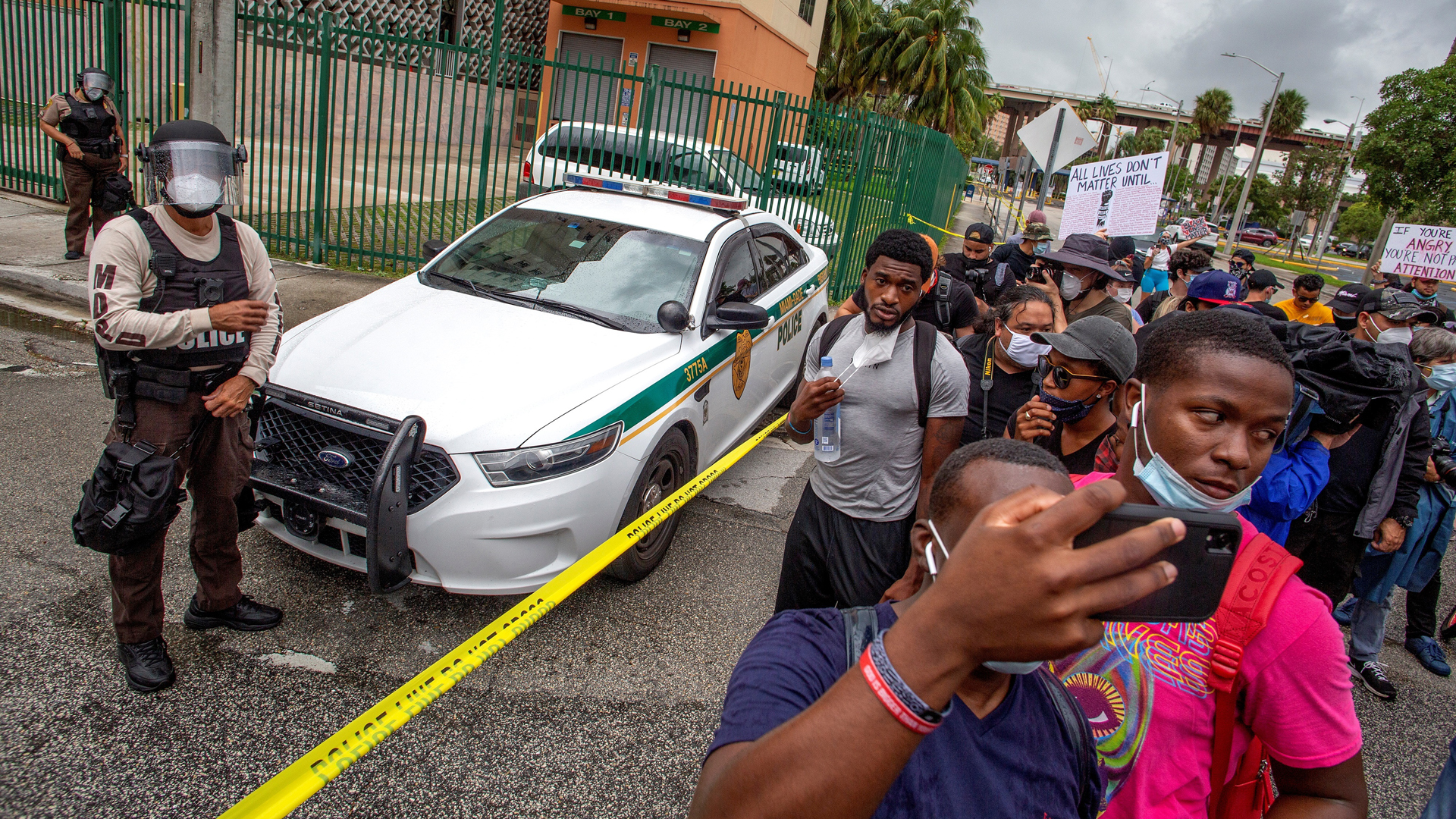 Detienen a mujeres por vandalizar casa de policía implicado en muerte de George Floyd