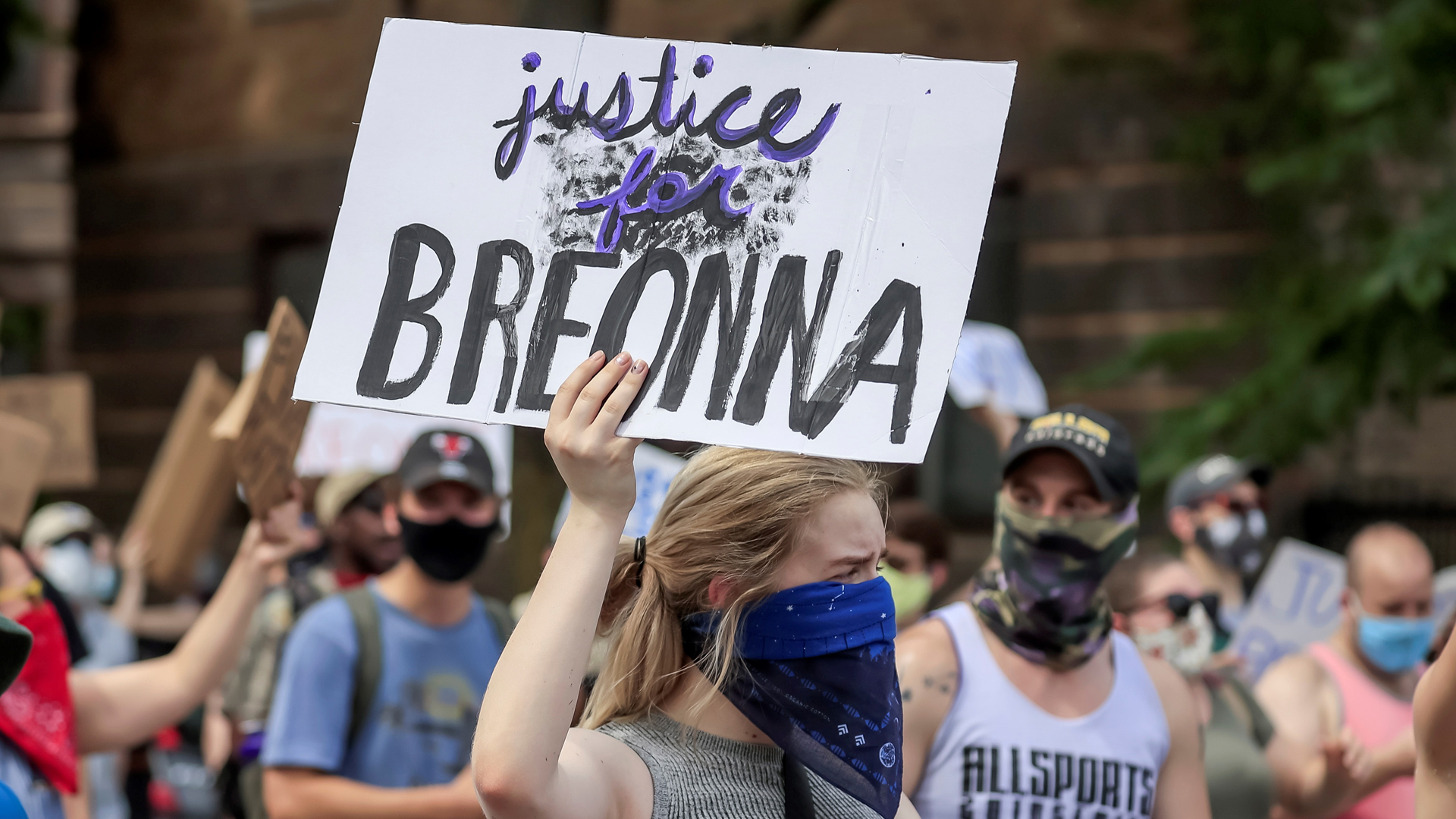 Hombre muere baleado en protesta contra asesinato de afroamericana en Kentucky