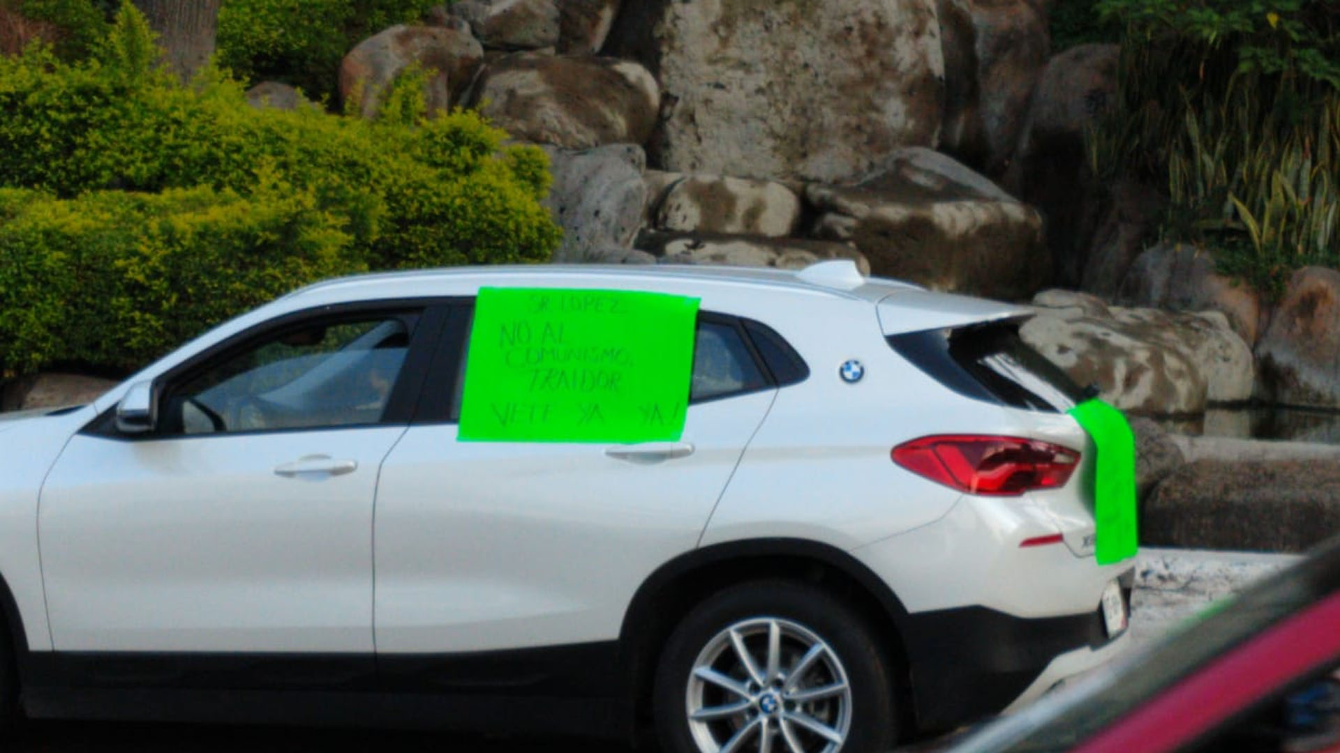 Protestan durante conferencia de López Obrador en Cuernavaca