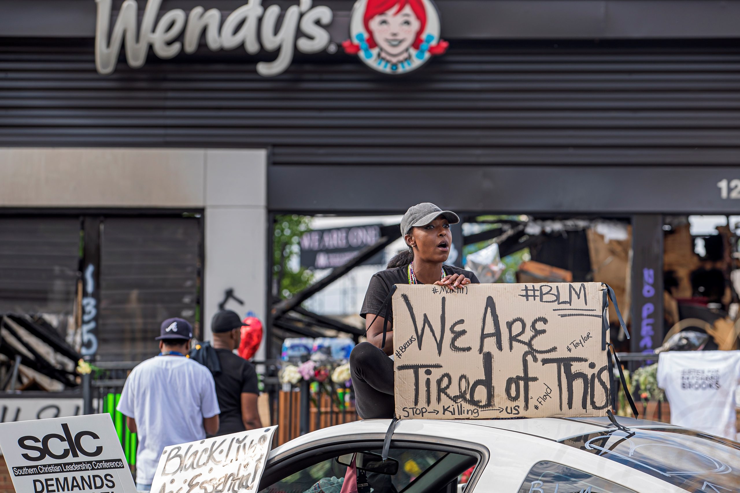 Acusan de homicidio a policía que asesinó a joven afroamericano en Atlanta