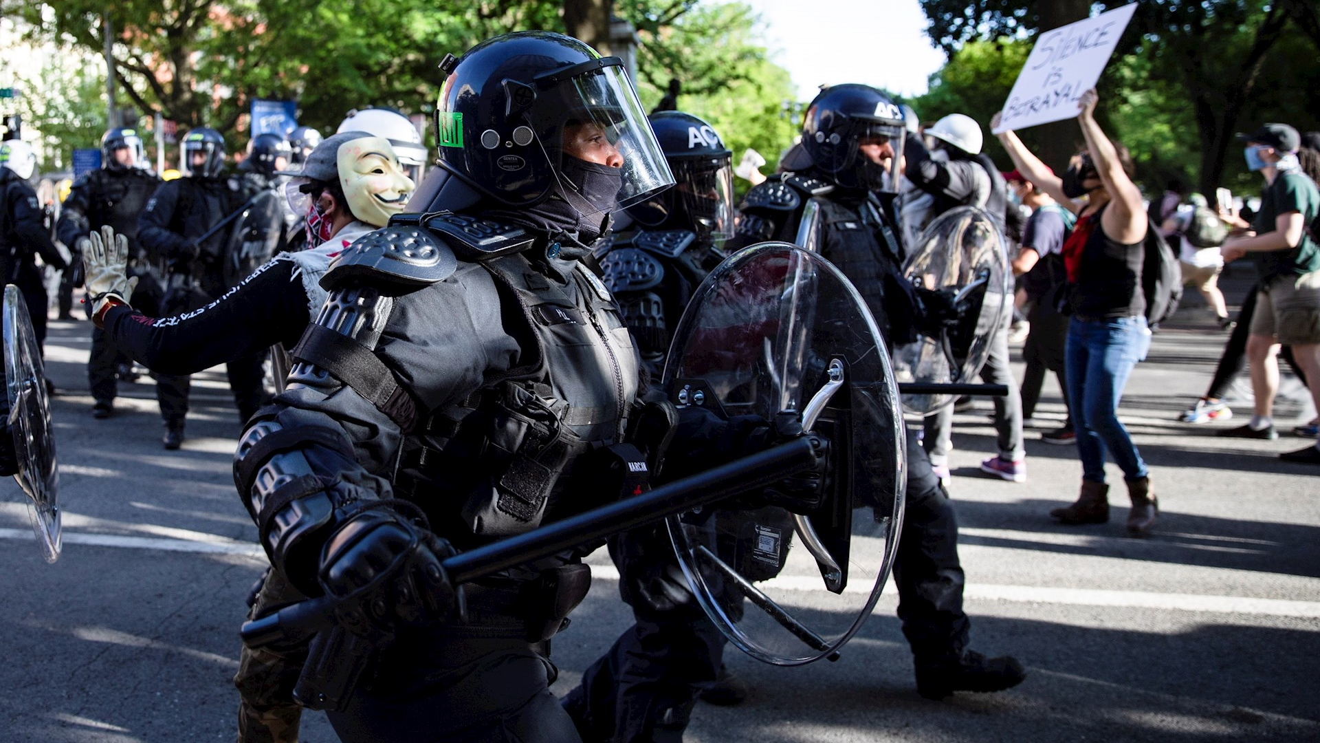 Senadores republicanos piden a Trump moderar discurso ante protestas