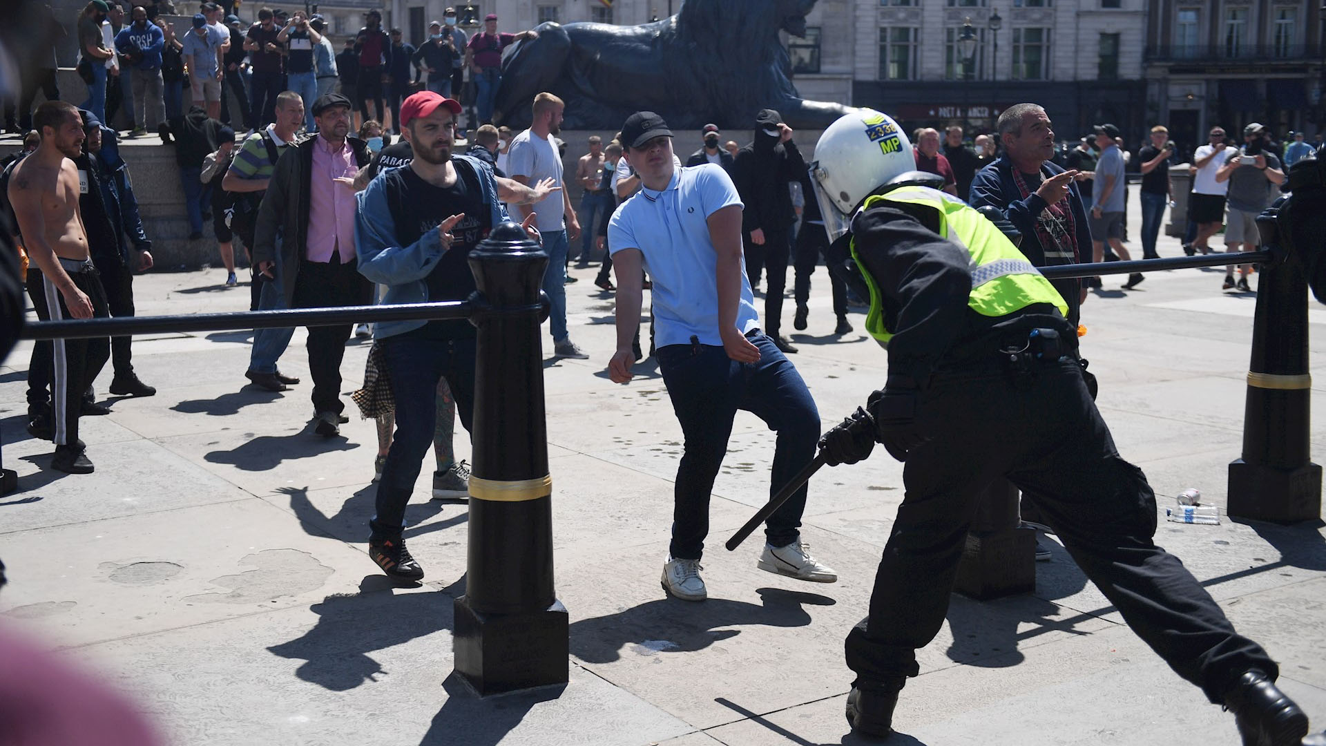 Forcejeos entre manifestantes y policías durante protestas en Londres