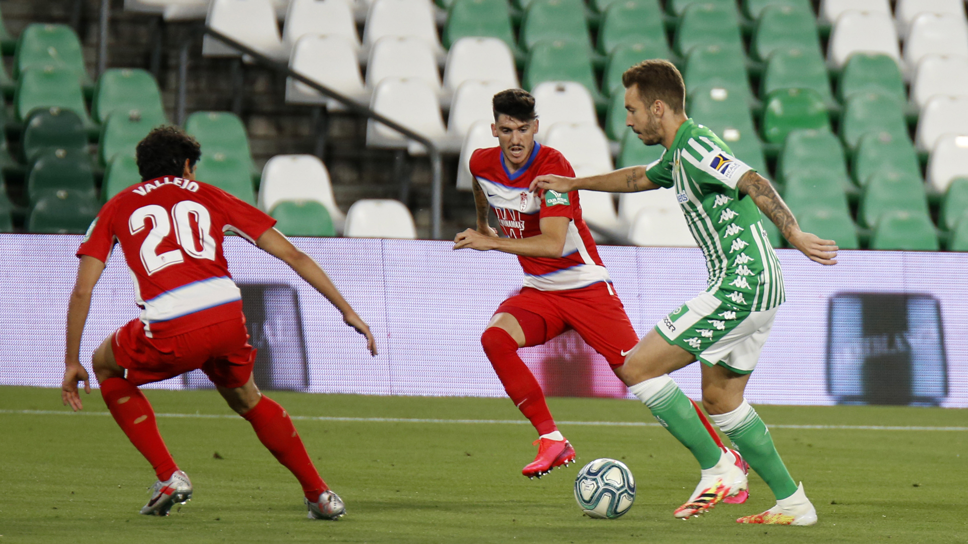 Empate contra el Granada pone en duda a 'Rubi' como técnico del Real Betis - real-betis-vs-granada