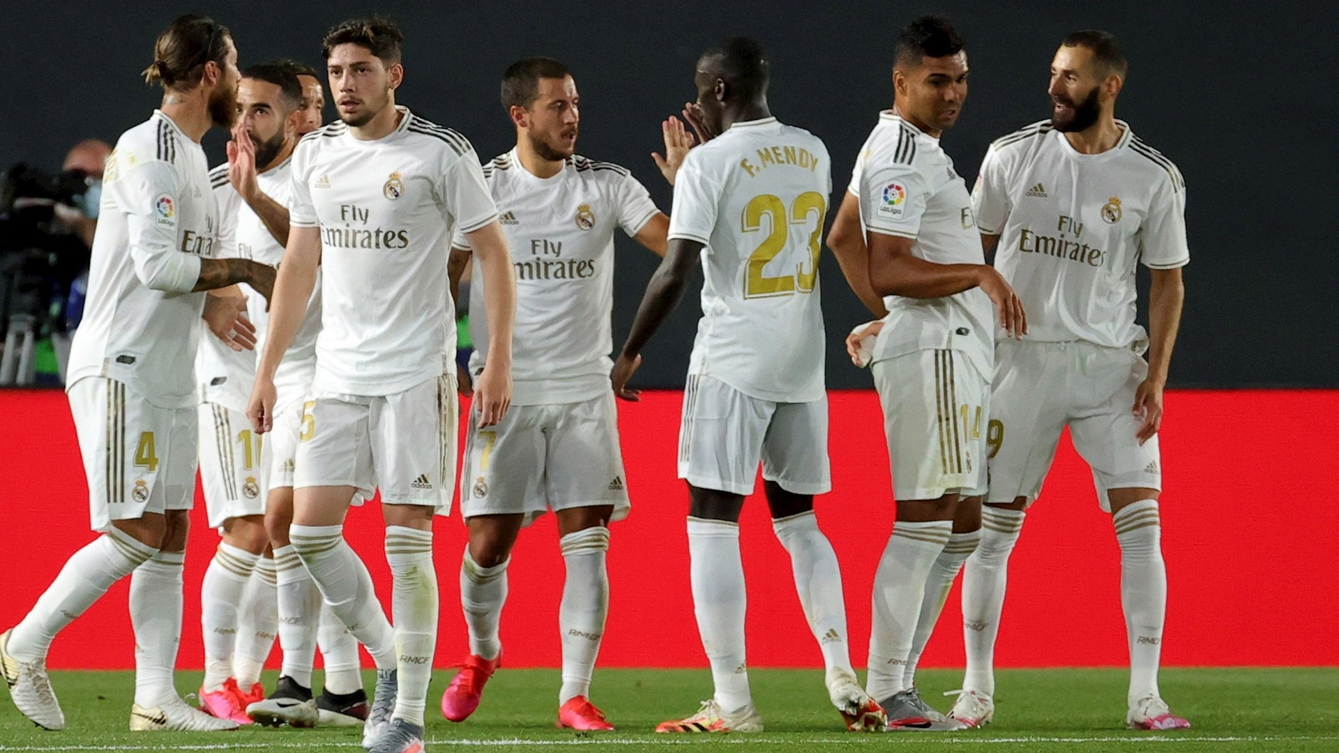 Real Madrid doblega al Valencia y se queda a dos puntos del Barcelona