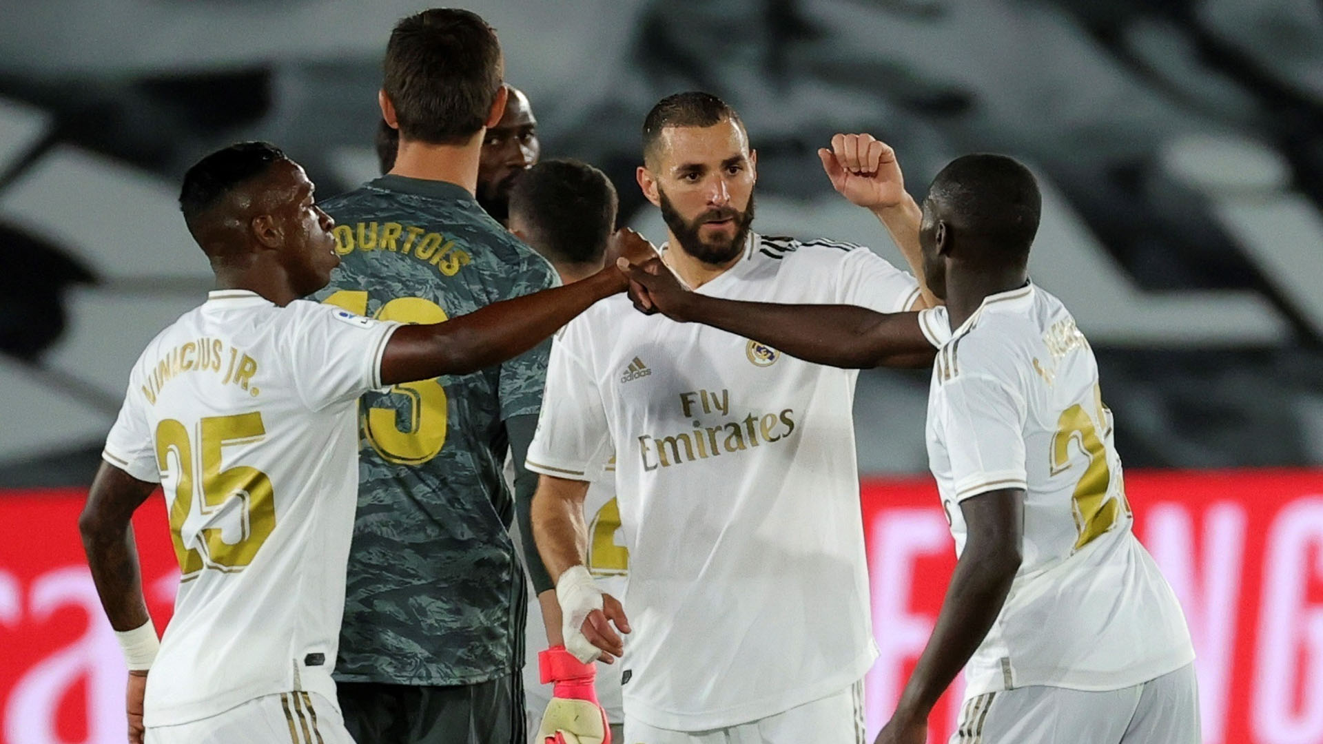 Zidane responde a Piqué; asegura que al Madrid no lo favorecen los árbitros