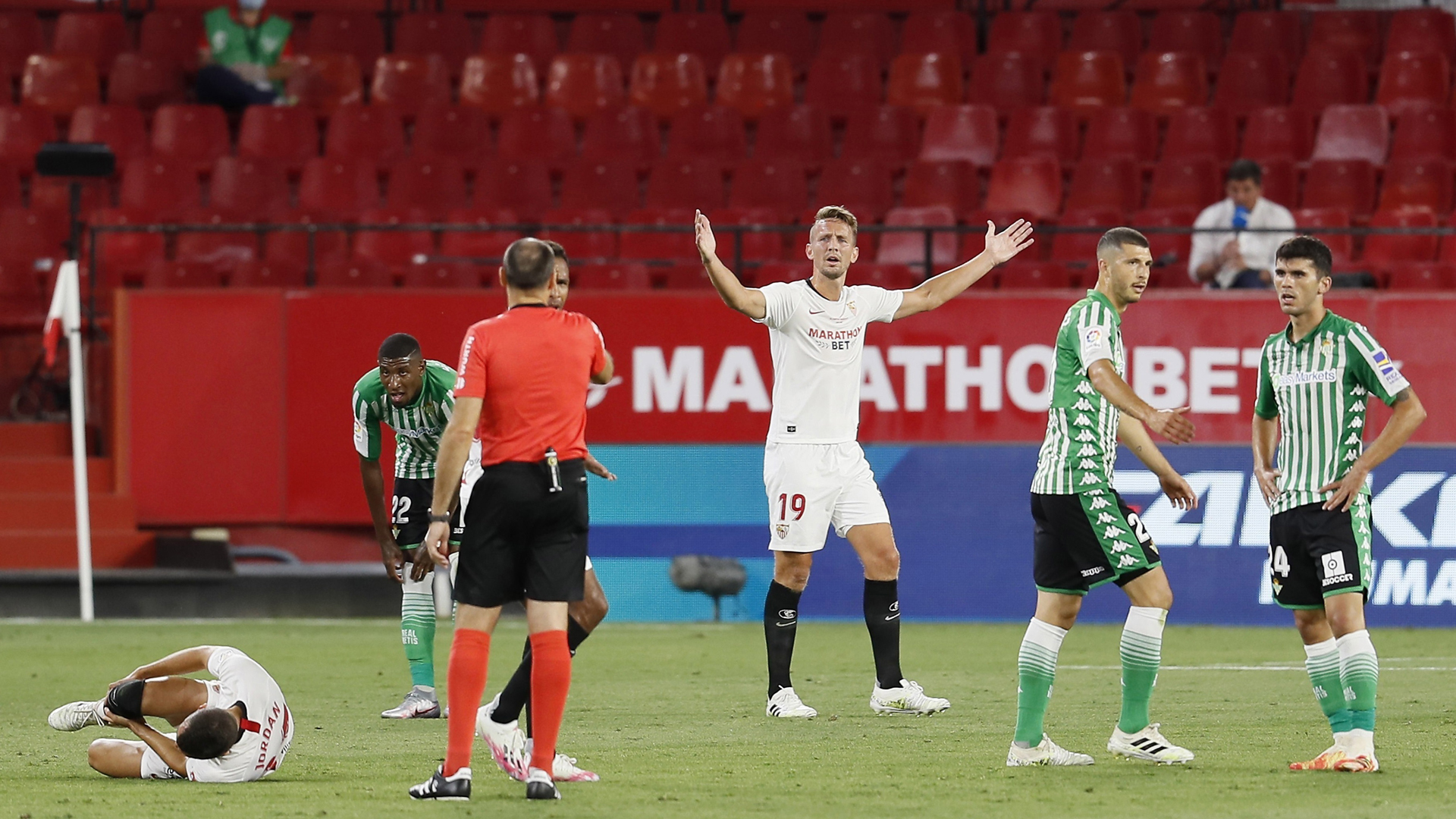 Sevilla se lleva histórico derbi frente al Betis en el regreso de LaLiga - reclamo-de-falta-a-jugador-del-sevilla-en-encuentro-contra-el-betis