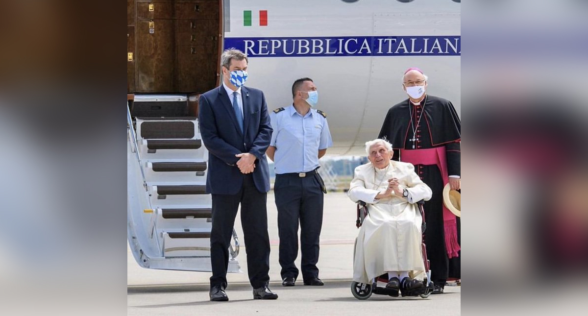 Benedicto XVI regresa a Roma tras visitar a su hermano enfermo en Alemania