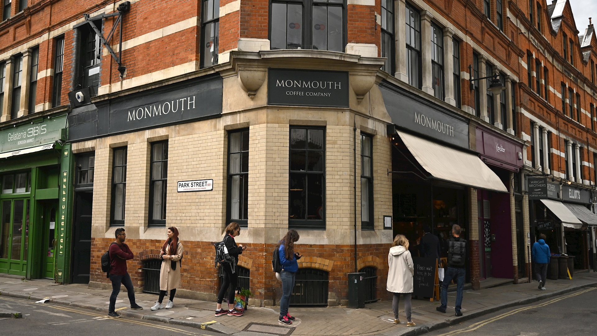 Muertes por COVID-19 en Reino Unido disminuyen mientras continúa desconfinamiento