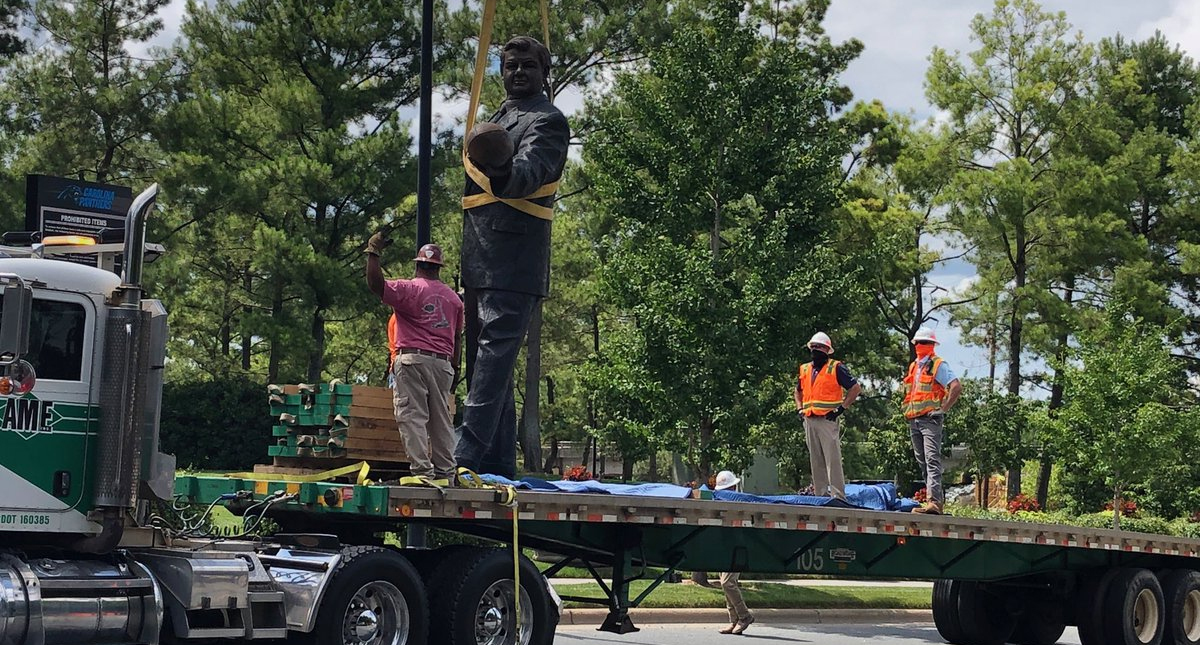 Panteras de Carolina retira estatua de Jerry Richardson por temor a vandalismo durante protestas raciales