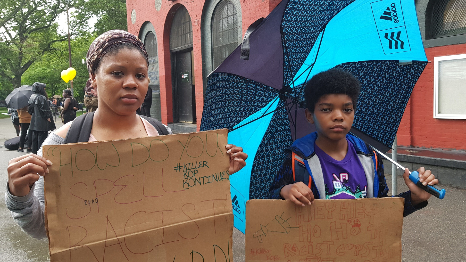 Los rostros y voces de las protestas en Estados Unidos - sakina-protesta-junto-a-su-hijo-contra-la-brutalidad-policial-contra-afroamericanos