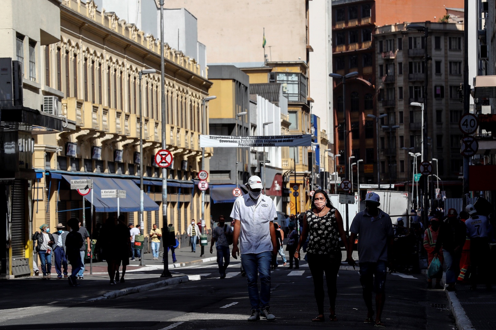 Brasil acelera su reapertura sin controlar contagios de COVID-19