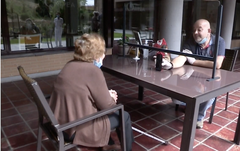 Sin besarse, ni abrazarse… Vuelven las visitas a las residencias