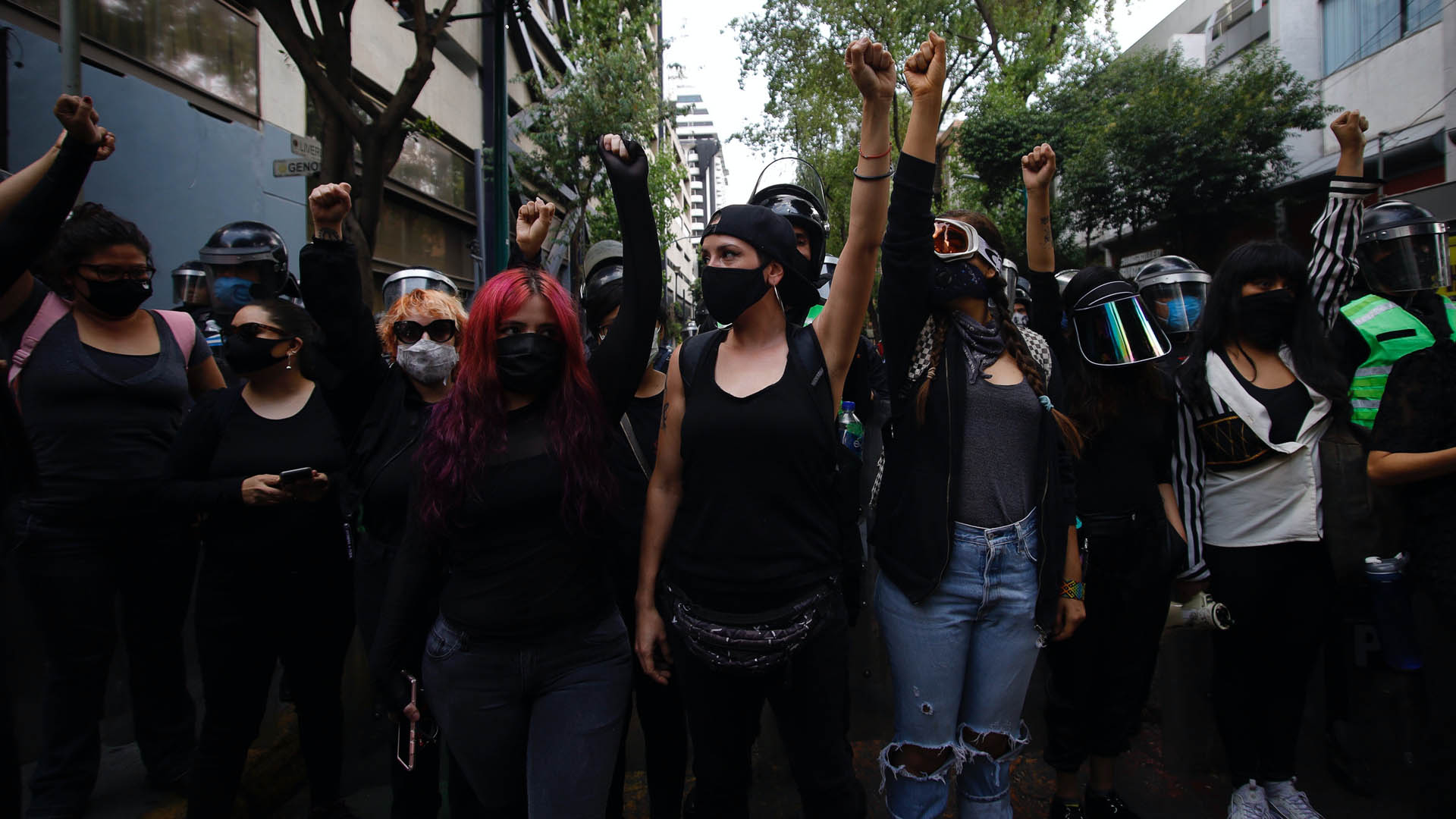 Feministas protestan frente a instalaciones de SSC por agresión a menor