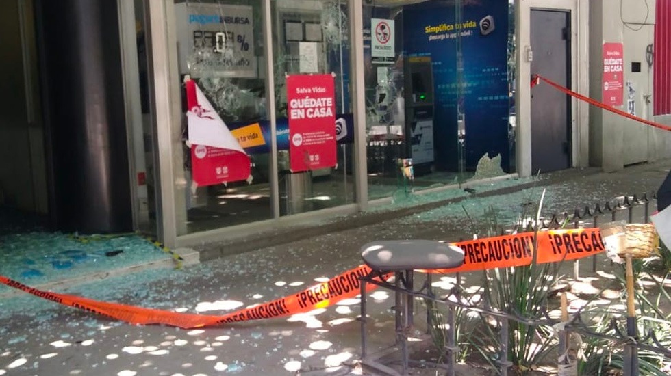 #Fotos Encapuchados vandalizan y agreden impunemente en Reforma