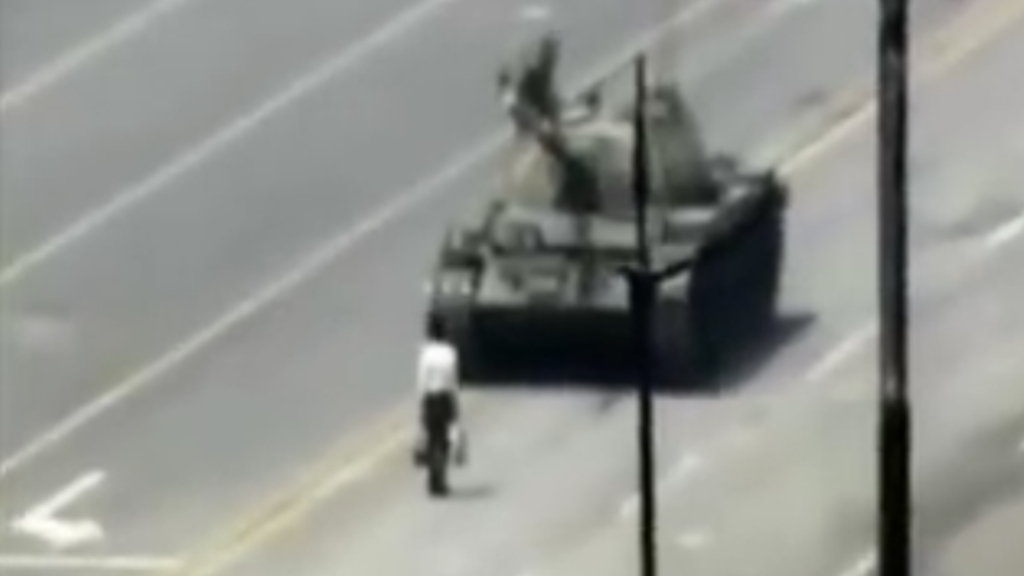 #Video El hombre que enfrentó a un tanque en la plaza de Tiananmen