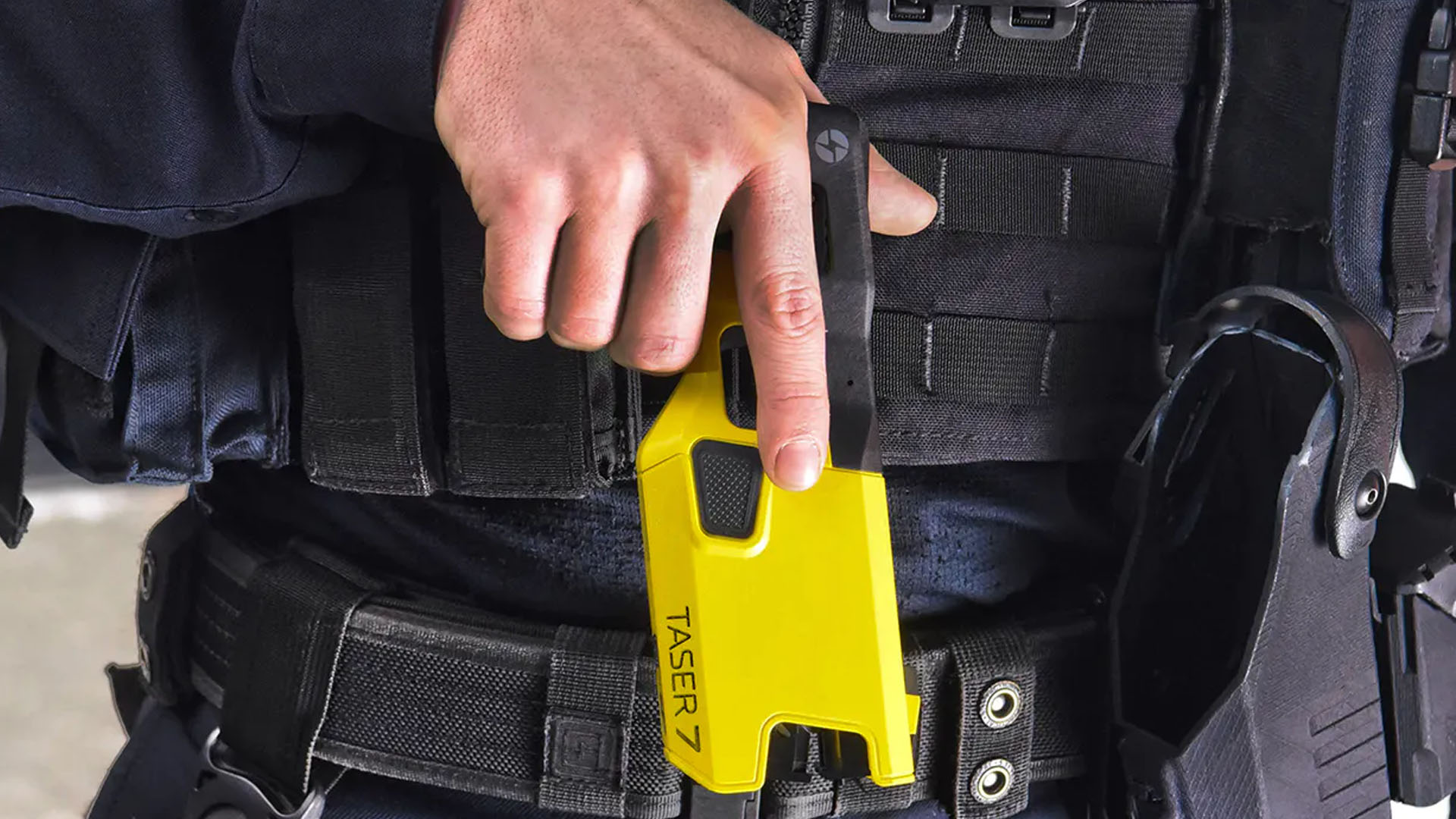 ¿Cómo funcionan las pistolas eléctricas y por qué las usa la Policía de Estados Unidos?