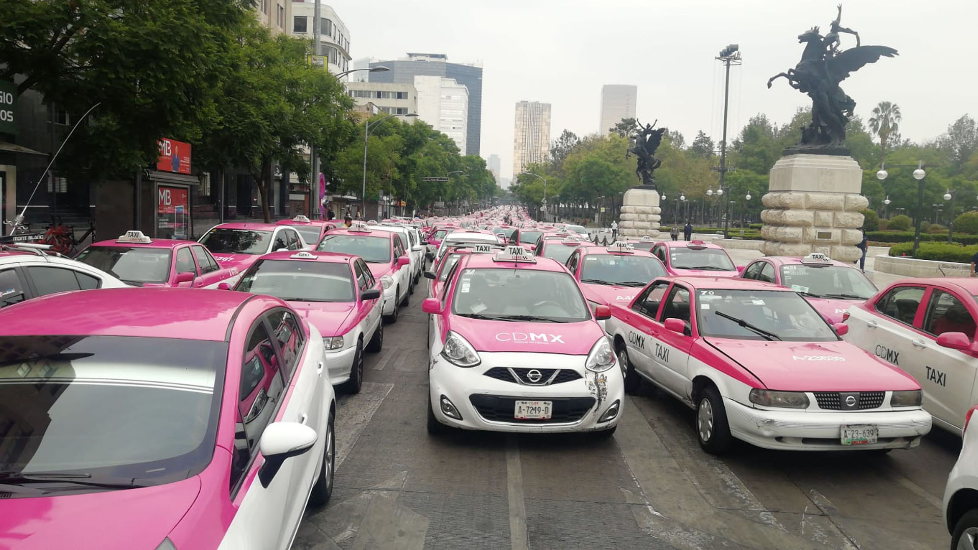 Taxistas realizan mitin en el Hemiciclo a Juarez por apoyos ante COVID-19