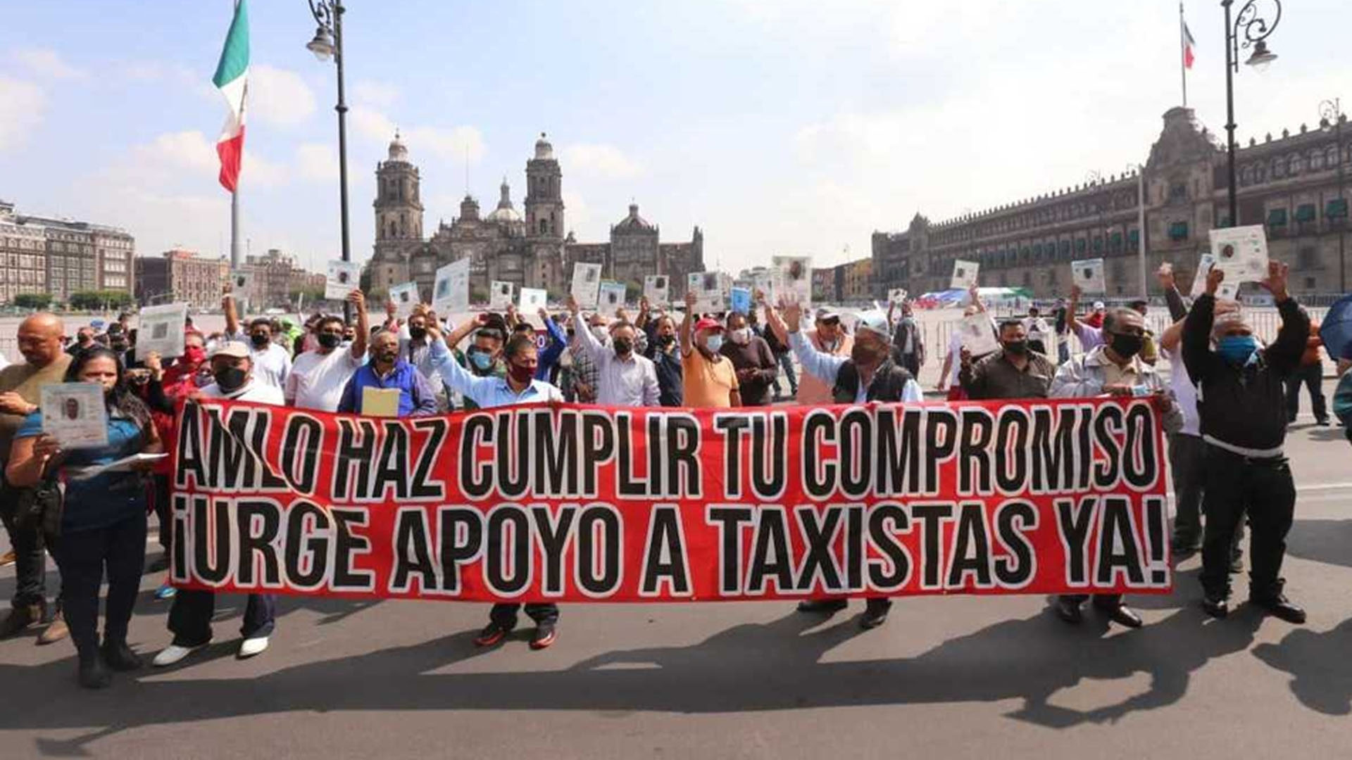 Taxistas capitalinos protestan en el Zócalo tras marcha